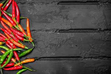 Taze acı biber. Rustik arka plan üzerinde