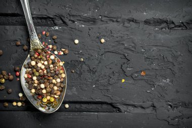 Bir kaşık bezelye biber. Rustik arka plan üzerinde