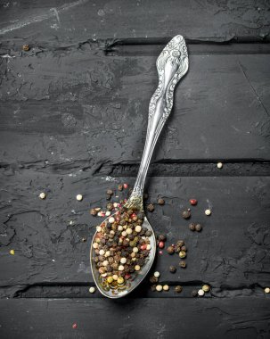 Bir kaşık bezelye biber. Rustik arka plan üzerinde