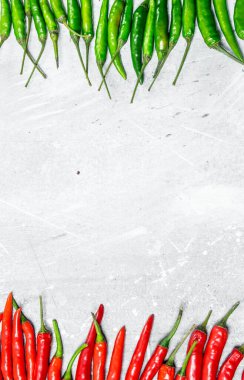 Yeşil ve kırmızı biber. Kırsal arkaplanda