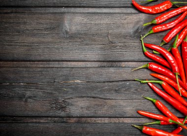 Acı kırmızı biber. Siyah ahşap arka plan üzerinde