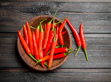 Kasede kırmızı acı biber. Ahşap arka planda