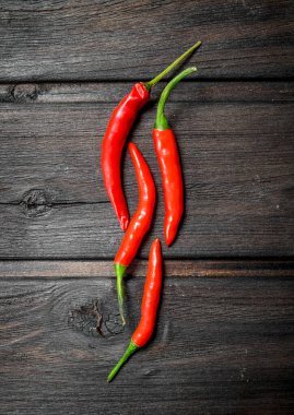 Güzel kokulu acı biber kabukları. Siyah ahşap arka plan üzerine