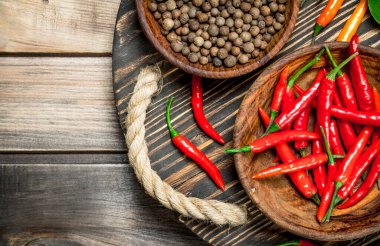 Bezelye ve tepsiyi bir kase içinde biber biber. Ahşap arka plan üzerinde