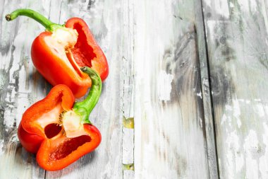 Tatlı taze biber yarısı. Ahşap arka plan üzerinde