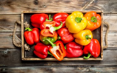 Güzel kokulu tatlı biber tepsi. Ahşap arka plan üzerinde