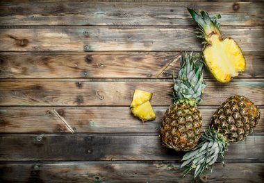 Kesilmiş ve taze ananas. Ahşap arka planda