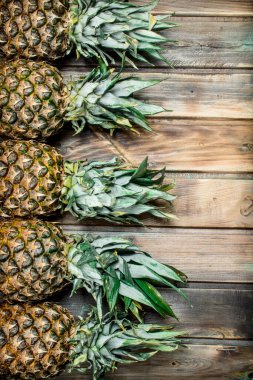 Taze kokulu ananas. Ahşap arka planda