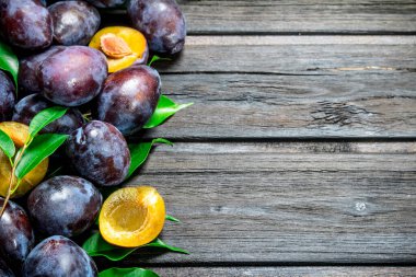Yapraklı taze erikler. Ahşap arka planda