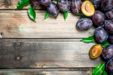 Yaprakları ile taze tatlı kokulu Erik. Ahşap arka plan üzerinde