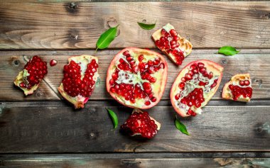 Olgun nar parçaları. Ahşap arka planda