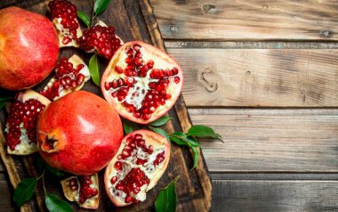 Kesme tahtasında yeşillik ile olgun ananas kes. Ahşap arka planda