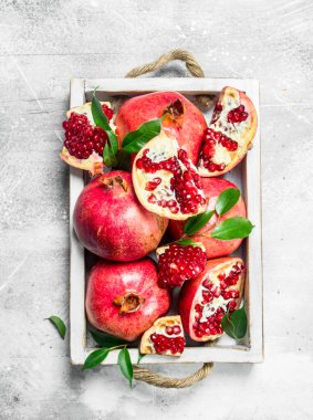 Güzel kokulu nar yaprakları tepsi ile. Rustik arka plan üzerinde