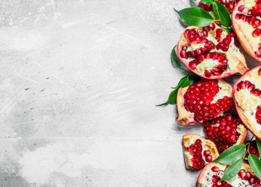 Yaprakları ile nar tohumu. Rustik arka planda