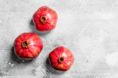 Tam kırmızı nar olsun. Kırsal arkaplanda