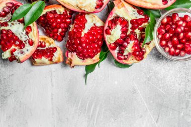 Yaprakları ile nar tohumu. Rustik arka planda