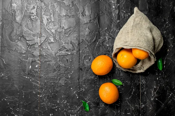 Naranjas Frescas Saco Sobre Fondo Rústico — Foto de Stock