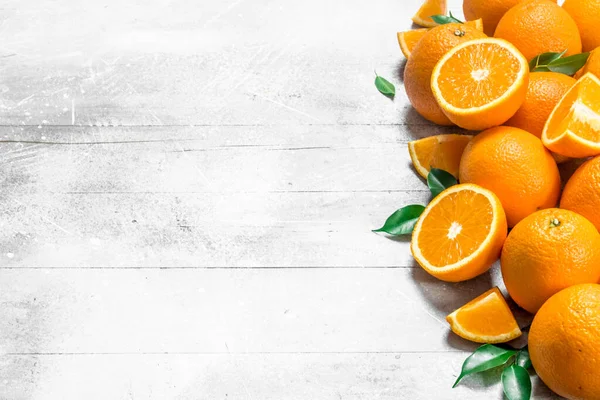 Juicy Oranges Leaves Rustic Background — Stock Photo, Image
