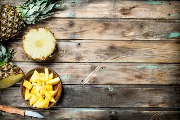 Stukken Van Rijpe Ananas Een Kom Houten Achtergrond — Stockfoto