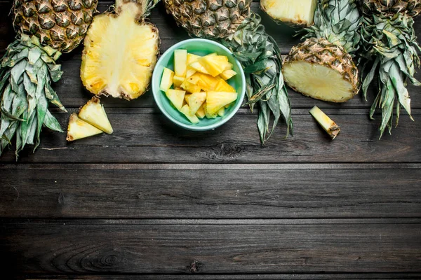 Geurige Plakjes Rijpe Ananas Een Kom Houten Achtergrond — Stockfoto