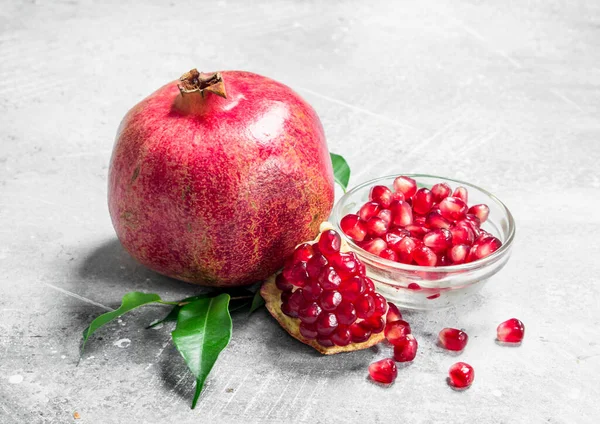 Pomegranate Seeds Bowl Whole Pomegranate Leaves White Rustic Background — Stock Photo, Image