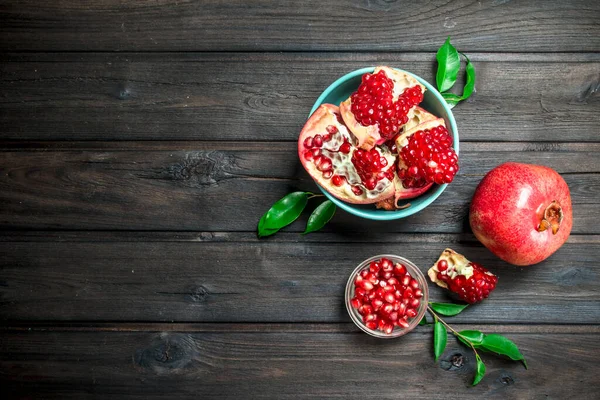 stock image Grains of ripe pomegranate in bowl. On wooden background