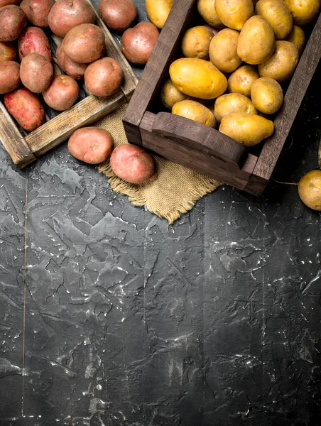 Rote Kartoffeln Auf Tablett Und Gelbe Kartoffeln Karton Auf Schwarzem — Stockfoto