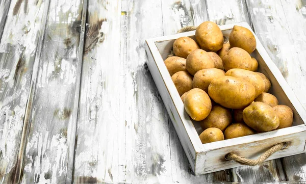 Die Kartoffeln Auf Dem Blech Auf Weißem Holzgrund — Stockfoto