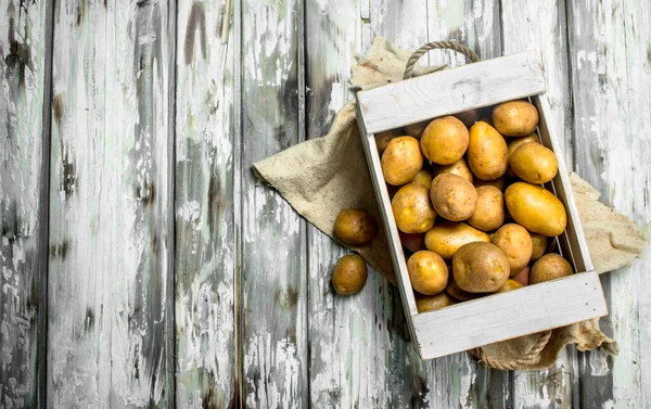 Kartoffeln Einer Schachtel Mit Serviette Auf Holzgrund — Stockfoto