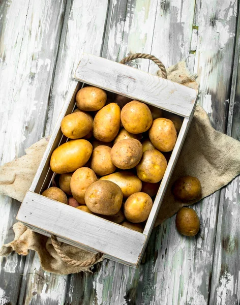 Картопля Коробці Серветкою Дерев Яному Тлі — стокове фото