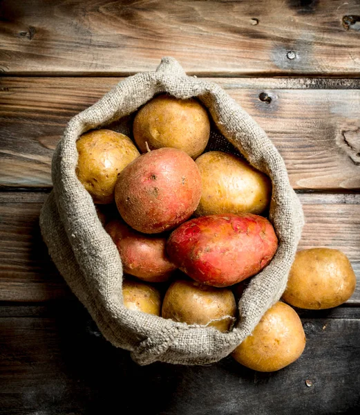 Frische Kartoffeln Sack Auf Holzgrund — Stockfoto
