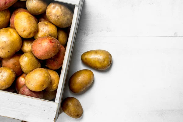 Frische Kartoffeln Einer Holzkiste Auf Weißem Rustikalem Hintergrund — Stockfoto