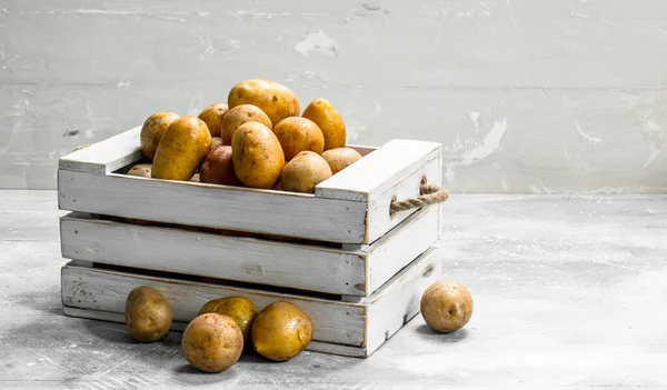 Kartoffeln Einer Schachtel Auf Weißem Rustikalem Hintergrund — Stockfoto