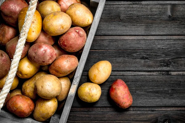 Kartoffeln Einer Schachtel Auf Holzgrund — Stockfoto