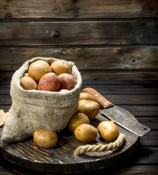 Kartoffeln Sack Auf Dem Tablett Und Kartoffeln Der Schachtel Auf — Stockfoto