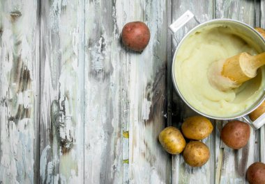 Bir tencerede patates püresi. Rustik bir arka plan üzerinde.