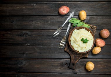 Maydanoz sapı ile patates püresi. Ahşap bir arka plan üzerinde.