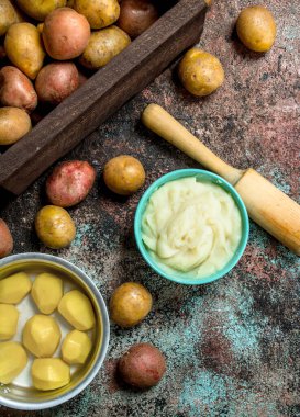 Bir kase patates püresi. Rustik bir arka plan üzerinde.