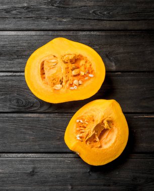 Olgun kabak parçaları. Ahşap arka plan üzerinde