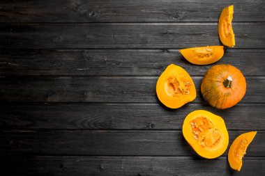 Taze kabak dilimlenmiş. Ahşap arka plan üzerinde