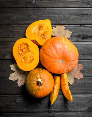 Yaprakları ile güzel kokulu kabak parçaları. Siyah ahşap arka plan üzerine