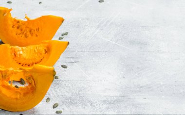 Olgun balkabağı parçaları. Rustik arka planda