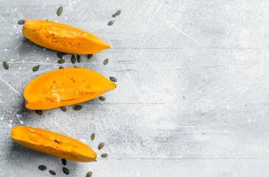 Olgun balkabağı parçaları. Rustik arka planda