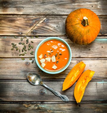 Balkabağı çorbası kaşık kase. Ahşap arka plan üzerinde