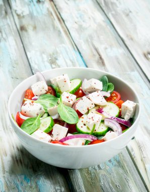 Sebze salatası. Salata sebze, peynir ve zeytin yağı ile. Rustik bir arka plan üzerinde.