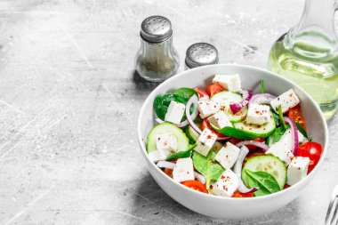 Sebze salatası. Salata sebze, peynir ve zeytin yağı ile. Rustik bir arka plan üzerinde.