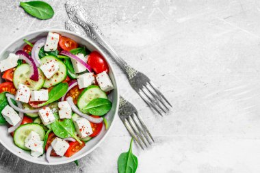 Sebze salatası. Salata sebze, peynir ve zeytin yağı ile. Rustik bir arka plan üzerinde.