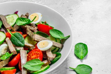 Sağlıklı salata. Haşlanmış et, sebze ve Bıldırcın yumurta salatası. Rustik bir arka plan üzerinde.