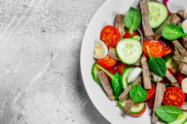 Sağlıklı salata. Haşlanmış et, sebze ve Bıldırcın yumurta salatası. Rustik bir arka plan üzerinde.