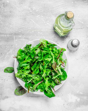 Sağlıklı salata. Roka salata bir kase. Rustik bir arka plan üzerinde.